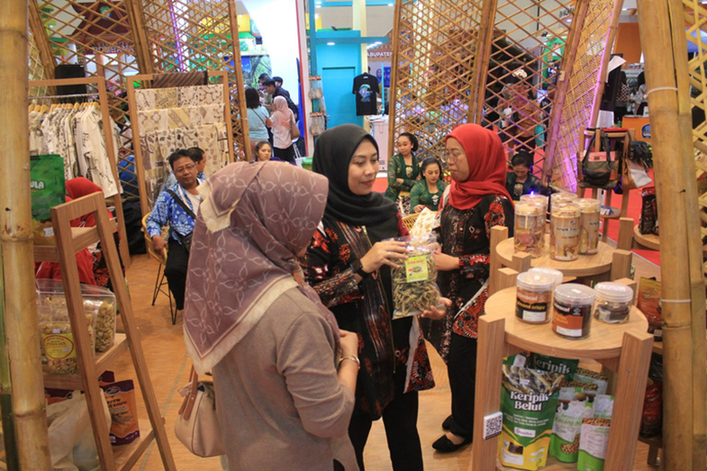 Interaksi di booth produk pelaku usaha dalam bahan paparan LKPP