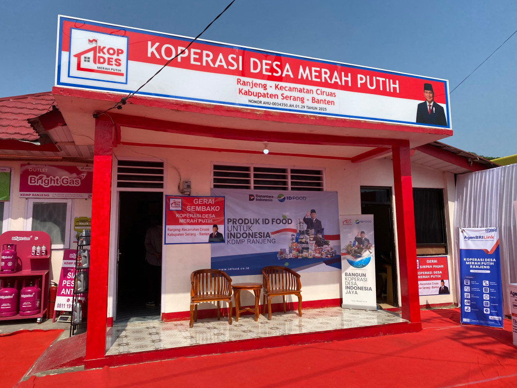 Tampak depan gerai Koperasi Desa Merah Putih Ranjeng di Kabupaten Serang, Banten.