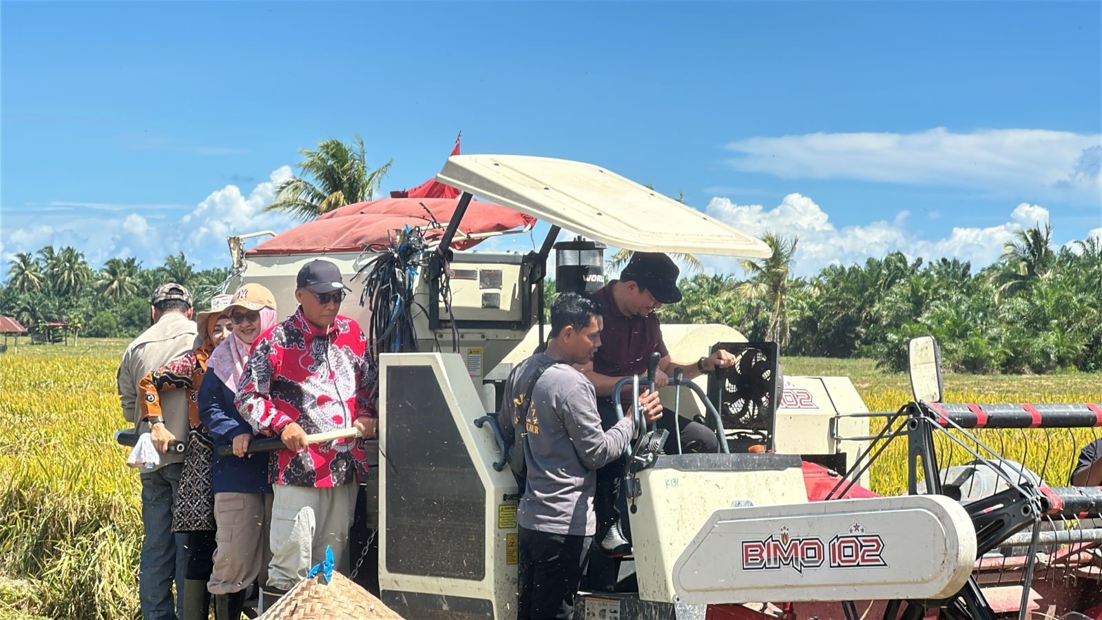 Kegiatan panen padi dengan mesin combine harvester di hamparan sawah Bengkulu Utara.